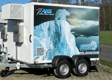 Großer Kühlanhänger mit AKS-Branding im Einsatz